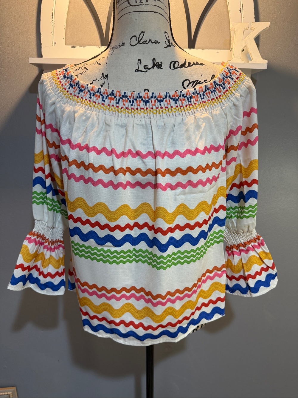 WOMEN’S WHITE TOP WITH MULTI COLORED RIC RAC WAVY TRIM SZ S